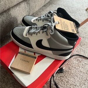 Nike Men's Black and Gray Sneakers